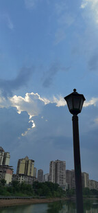 城市路灯与蓝天白云景观