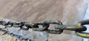 生锈铁链特写