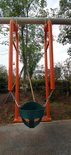 户外橙色秋千设施