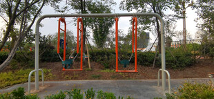 户外健身器材场景