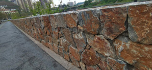 多彩石砌围墙景观