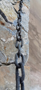古老铁链缠绕于岩石上