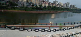 河畔锁链围栏与城市景