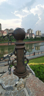 河畔铁艺栏杆风景