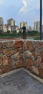 石砌围栏旁的城市景观