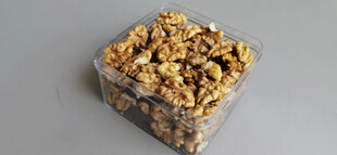 透明容器中的美味核桃仁