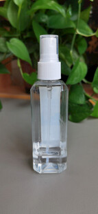 透明喷雾瓶与绿植背景