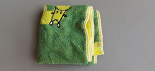 黄绿相间折叠毛巾