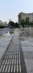 雨后城市广场的积水路面与盲道