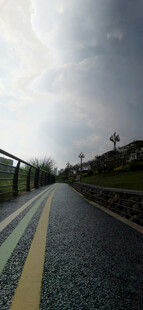 雨中的双黄线道路
