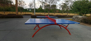 户外蓝色乒乓球台