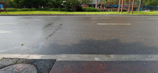 雨后湿润的城市道路