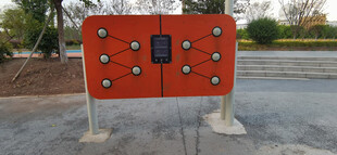 户外橙色设备装置