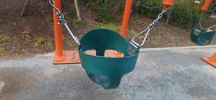 户外绿色秋千座椅