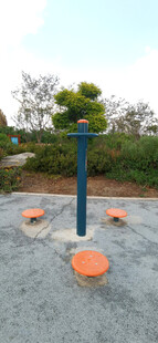 户外休闲座椅与绿植景观