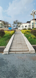 城市中阶梯式景观步道