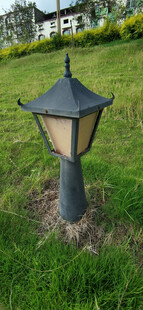 草地中的复古风格庭院灯