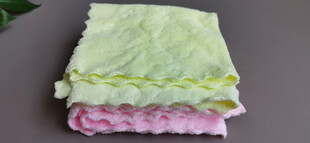 叠放的多彩柔软婴儿毛巾