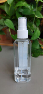 透明喷雾瓶与绿植背景