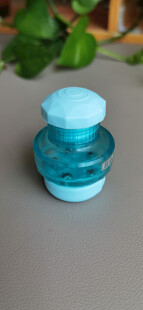 蓝色小瓶液体清新物品