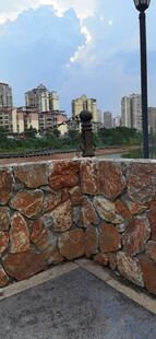 石墙边的城市风景