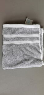 折叠的灰色条纹毛巾