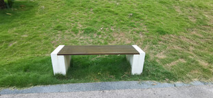 户外草地中的古朴长椅