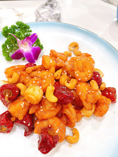 美味宫保鸡丁摆盘中