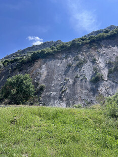 山坡草地与岩石景观