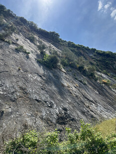 陡峭山坡岩石景观