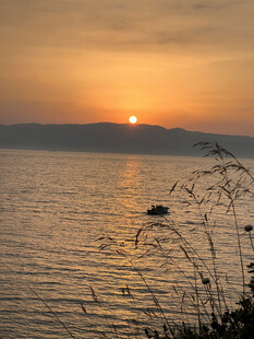 夕阳下的宁静湖面