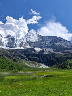 壮丽高山下的绿野风光