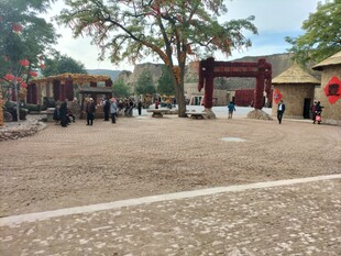 古村广场热闹景象