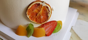 水果装饰的精美蛋糕