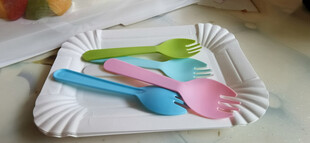 多彩塑料餐具摆放在盘中