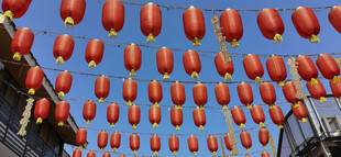 空中悬挂的喜庆红灯笼