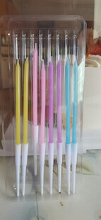 多彩蜡烛整齐排列展示