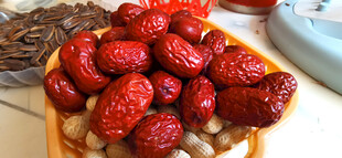 一盘饱满红润的干红枣