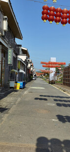 街道上的红色灯笼装饰