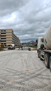 工地场景中的水泥搅拌车