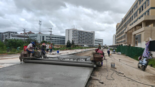 工地工人进行路面施工