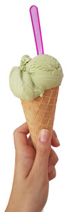 手持抹茶冰淇淋甜筒