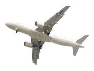 空中飞行的白色民航客机