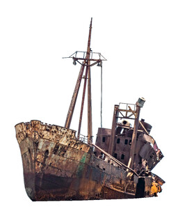 破旧生锈的废弃船只