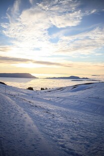 冬日雪地黄昏美景