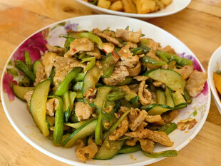 黄瓜炒肉美味菜肴