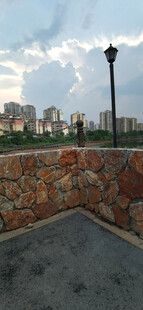 石墙边的城市天际线