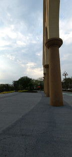 户外廊柱下的开阔场景