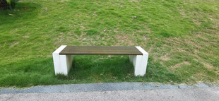 草地上的休息长椅