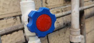 蓝色阀门与白色管道特写